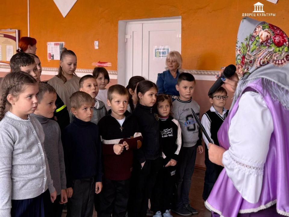 14 октября в стенах ГБОУ «Золотарёвская СШ № 8 Г.О. Харцызск» сотрудники Харцызского городского Дворца культуры провели покровские посиделки, собрав учеников 1-5 классов