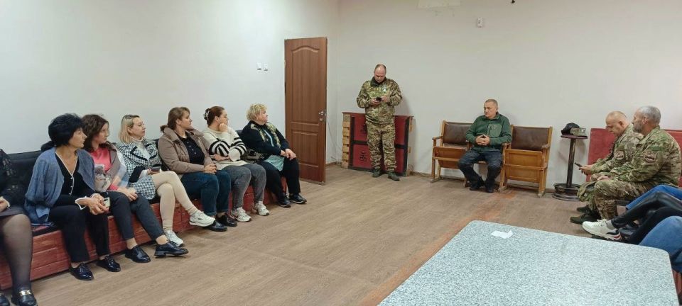 В рамках исполнения поручения Главы ДНР Дениса Пушилина председатель #Комитет_по_поддержке_участников_СВО Дмитрий Огилец провел встречу с трудовым коллективом МУП «Городская служба единого заказчика г. Харцызска»