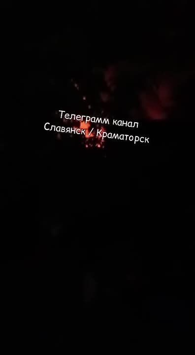 Кадры с пожаром после прилёта в Славянске