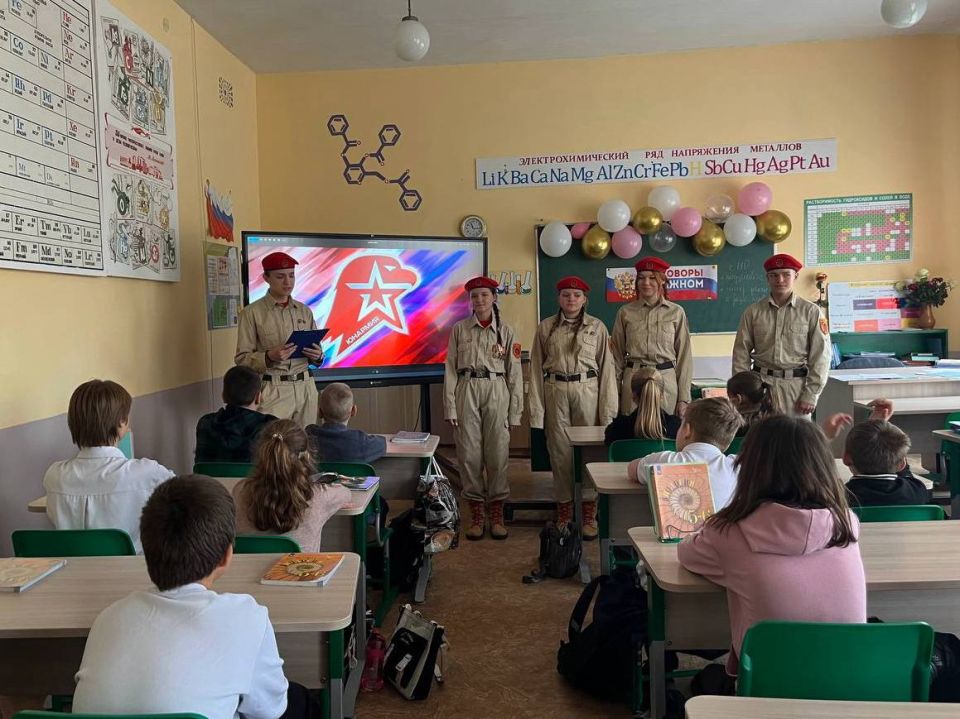 Я-ЮНАРМИЯ. Юнармейцы отряда ВПК «Пламя» штаба местного отделения городского округа Харцызска СШ № 4, ученики из 9-А класса Мокровуз Виктория, Муляр Анастасия, Воробьев Сергей и 10-А класса Шаповалов Кирилл, Павлюк Анастасия...