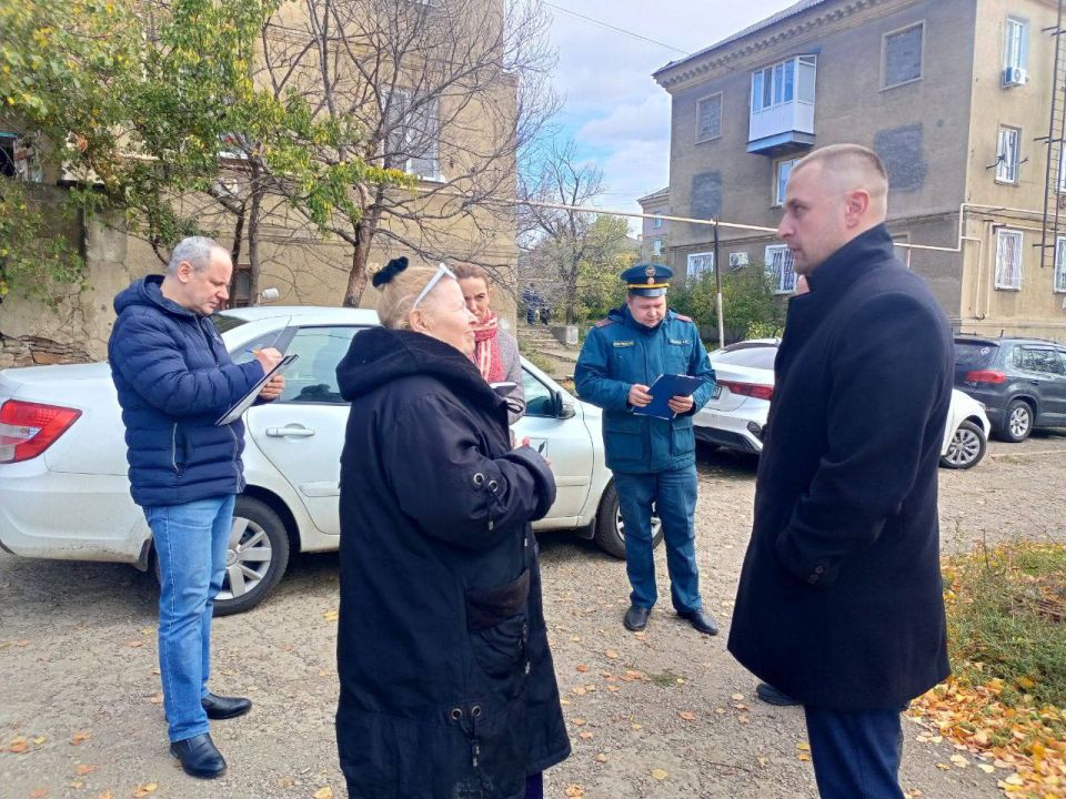 Первый заместитель главы Администрации городского округа Харцызск Олег Захаров провел встречу с жителями в г. Зугрэс по улице Пушкина