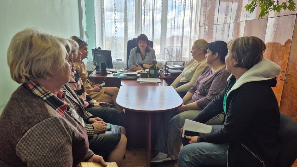 Сегодня управляющий делами администрации городского округа Дебальцево Рудакова Инна Алексеевна провела встречу с трудовым коллективом отдела образования