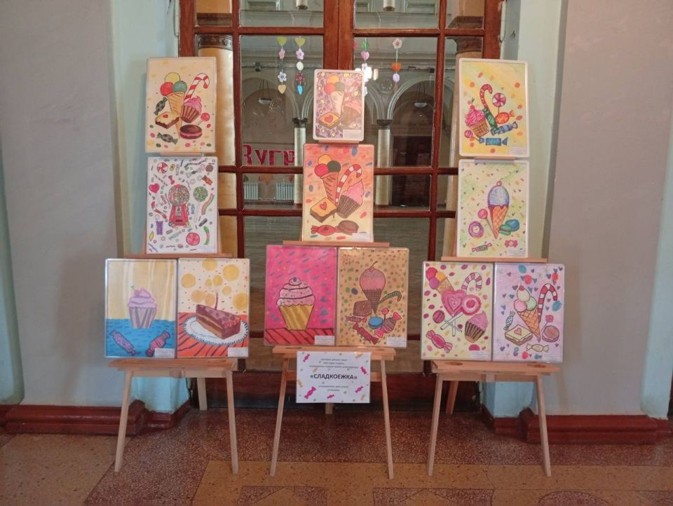 Участники изостудии "Радуга" подготовили выставку работ "Сладкоежка"ко Всемирному дню конфет расположенную в фойе Зугрэсского ГДК до 19 октября!