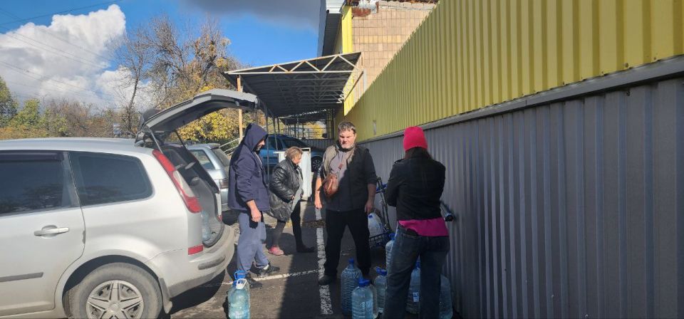 В рамках протокольного поручения Главы Республики Дениса Пушилина депутат Торезского городского совета Андрей Федченко проконтролировал подвоз воды в ранее установленную ёмкость по ул. Криничная