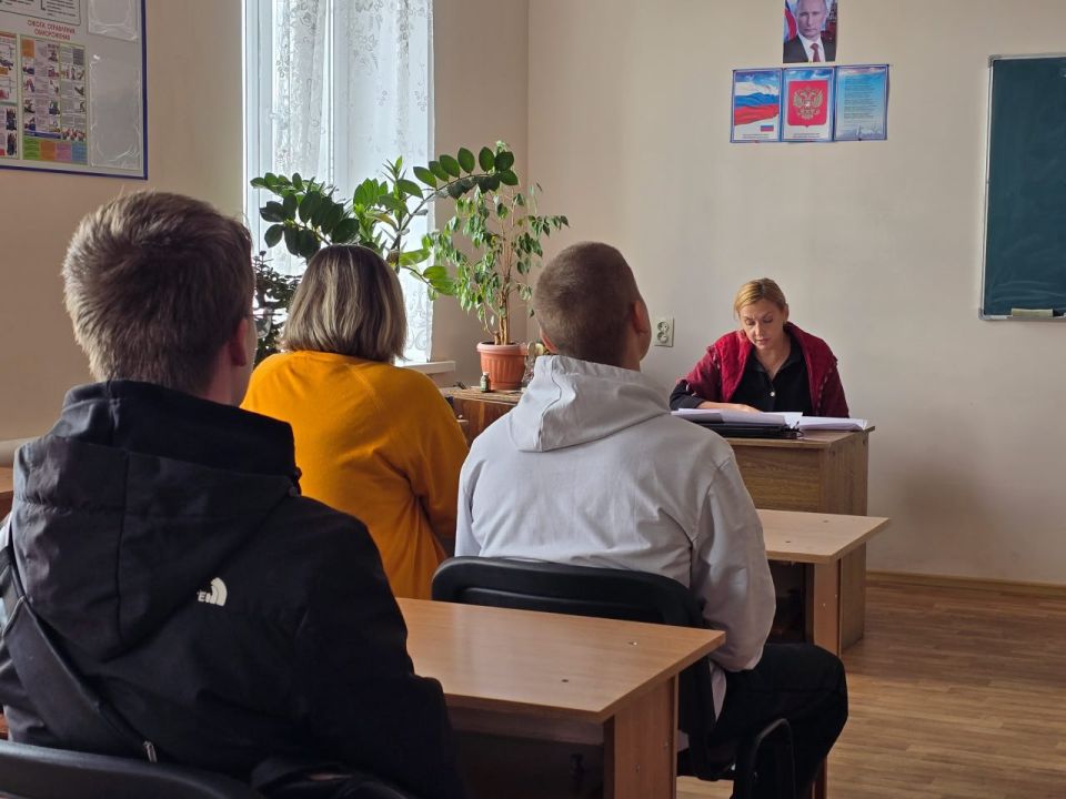 Сегодня, 15 октября, в Дебальцевском колледже транспортной инфраструктуры прошла профилактическая беседа со студентами, посвященная вопросам экстремизма, вандализма и правонарушений