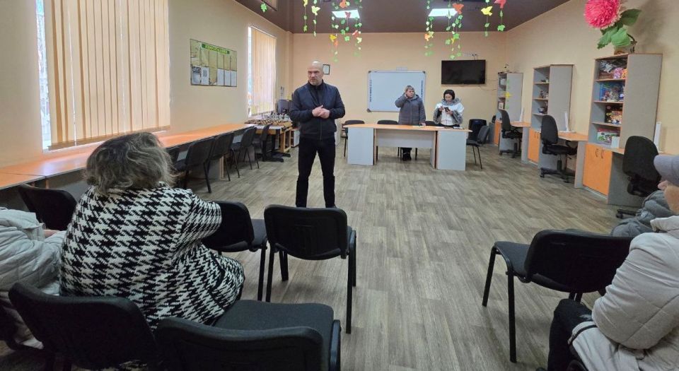 Сергей Желновач: Сегодня, 15 октября, вместе с начальником Енакиевского филиала единого регионального фонда по управлению МКД Еленой Лысенко встретился с жителями пгт Мироновский