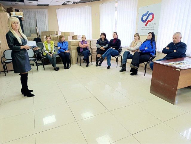 Управляющий делами администрации Амвросиевского муниципального округа Елена Фисенко встретилась с трудовым коллективом клиентской службы Социального фонда России (СФР)