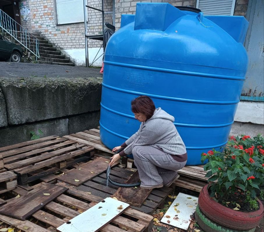 В рамках поручения Главы Республики Дениса Пушилина депутат Торезского городского совета Екатерина Диденко проконтролировала подвоз воды в ранее установленную емкость по адресу: ул. 50 лет СССР, д. 1