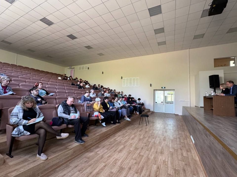 На базе МБУДО «ДШИ «Симфония Приморья» государственным инспектором труда Шатковской Юлией Александровной для работодателей г.о. Торез проведен семинар на тему производственного травматизма