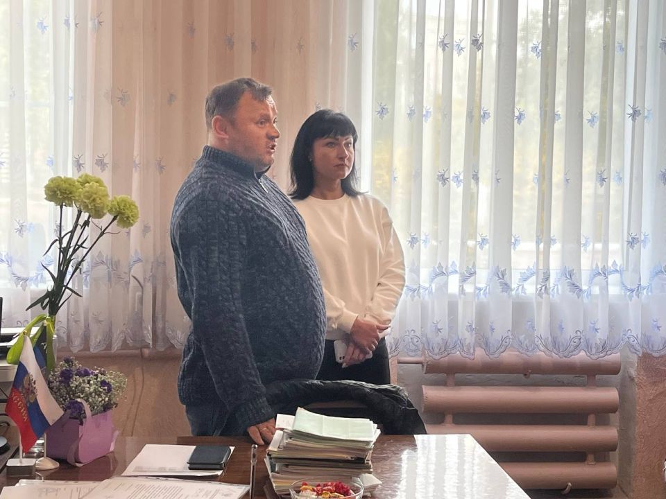 Заместитель главы Администрации городского округа Харцызск Юлия Михайленко совместно с начальником Управления образования Николаем Осиповым провели встречу с трудовым коллективом ГБОУ "СШ № 1 г.о. Харцызск"