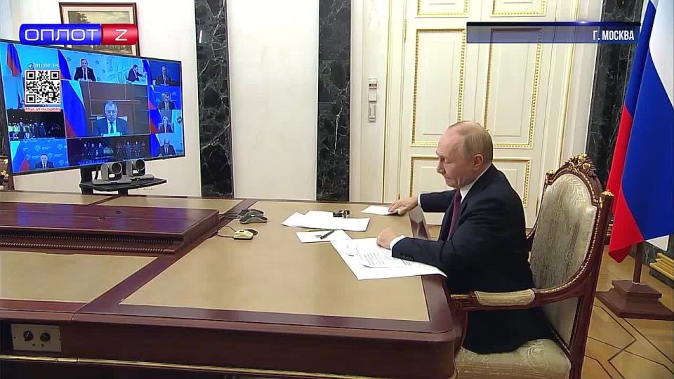 Владимир Путин провел совещание с членами Правительства