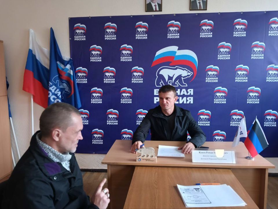 Депутат Дебальцевского городского совета Донецкой Народной Республики Роман Кукса провел личный приём граждан в общественной приёмной Всероссийской политической партии «Единая Россия» в г.Дебальцево