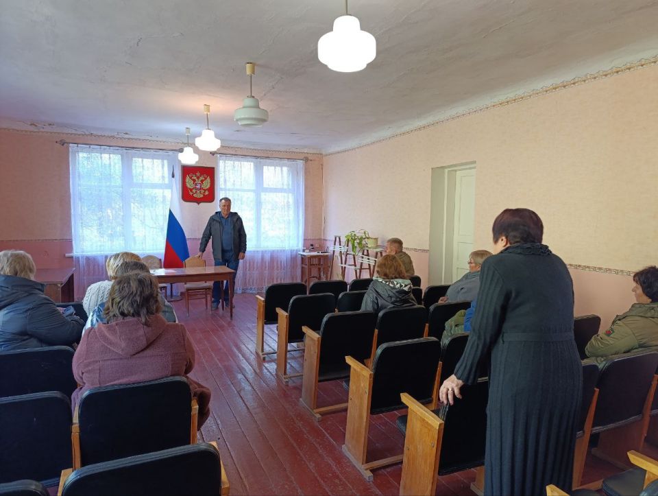 Первый заместитель главы администрации Амвросиевского муниципального округа Борис Бутко провел встречу с жителями с. Лисичье, в ходе которой обсуждались насущные вопросы и приняты соответствующие решения