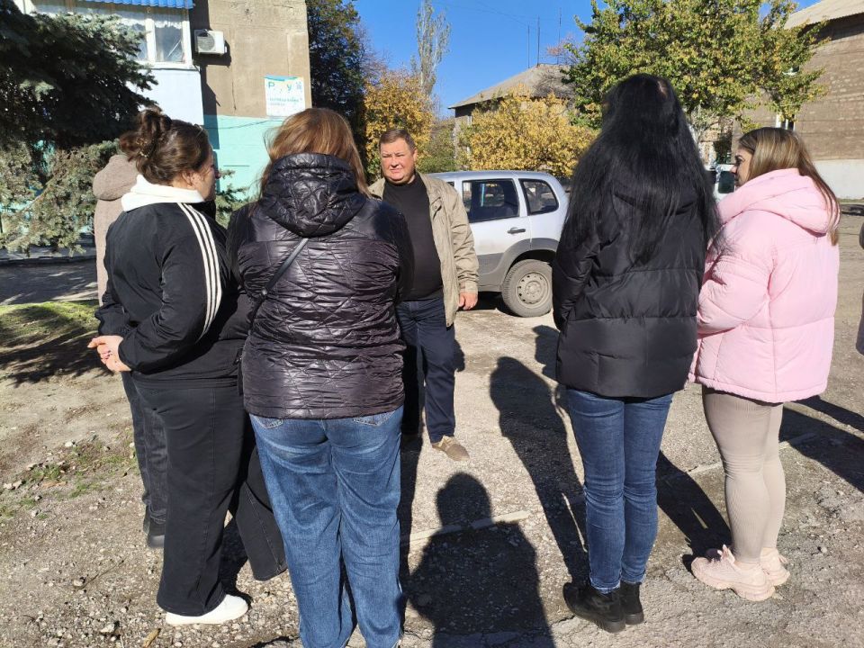 Игорь Мартынов: Встречи с населением. 16 октября заместитель главы администрации муниципального образования городского округа Енакиево Владислав Пахомов, согласно утвержденному графику, провел выездные встречи с населением...