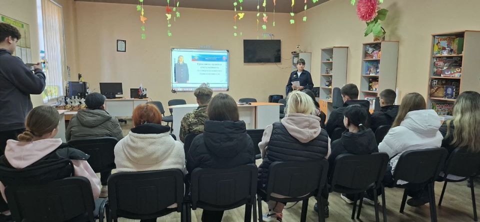 16.10.2025 г. в молодёжном отделе МБУ "МИРОНОВСКИЙ ПОСЕЛКОВЫЙ ДК" инспектор по делам несовершеннолетних ОМВД России "Дебальцевский" старший лейтенант полиции Яковленко Екатерина Сергеевна при содействии Движения Первых г.о....