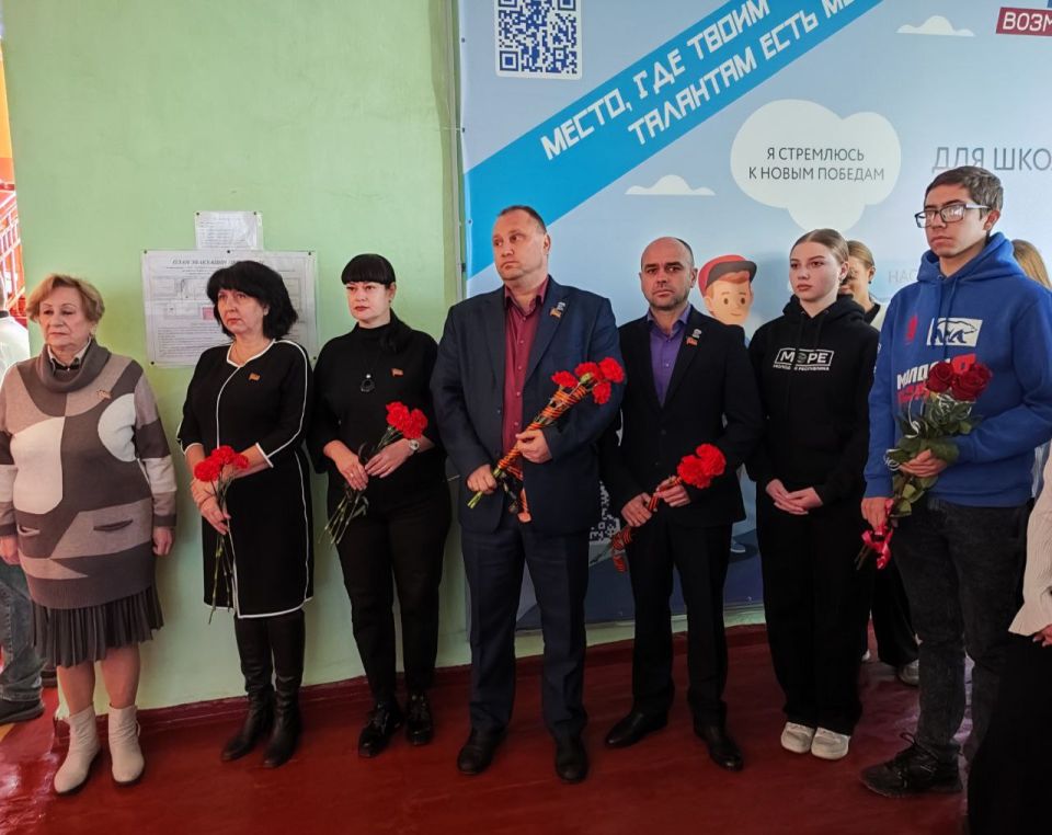 16 октября в ГБОУ "Школа №6 г.о. Торез" прошло торжественное открытие "Парты Героя", посвященной памяти выпускника Виталия Владимировича Онищенко, погибшего при исполнении воинского долга в ходе специальной военной операции