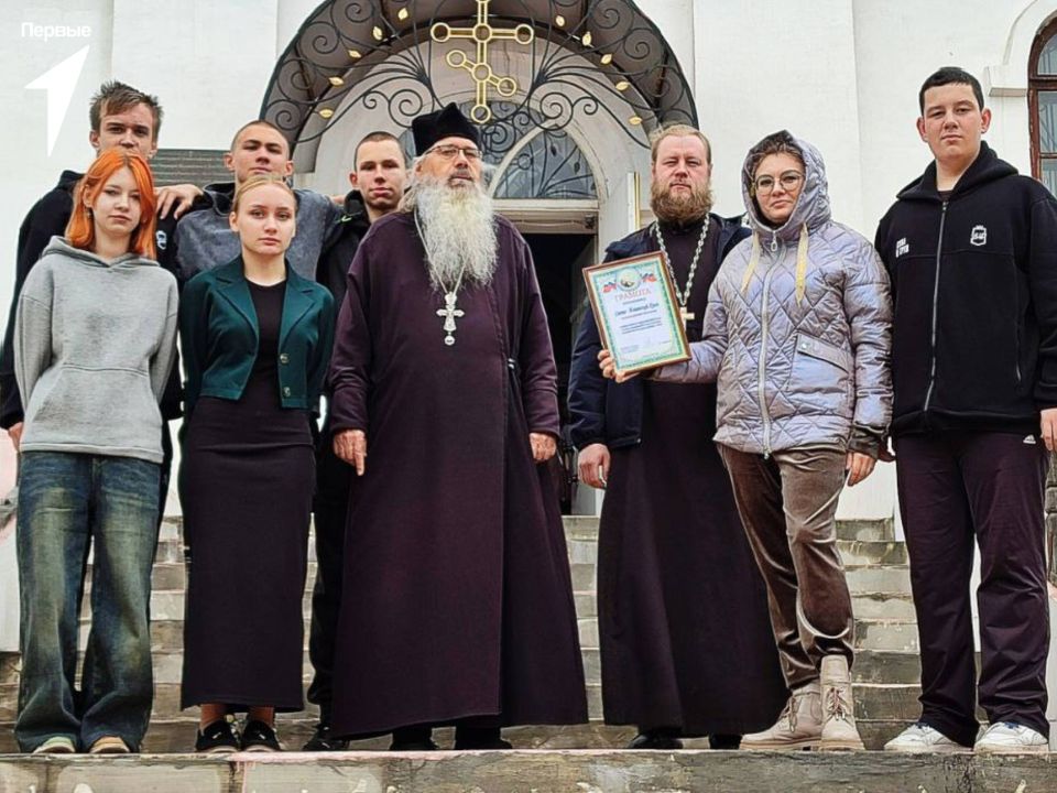 Активисты партийного проекта «Женское движение Единой России» изготовили очередную партию свечей для фронта с волонтерами Движения Первых