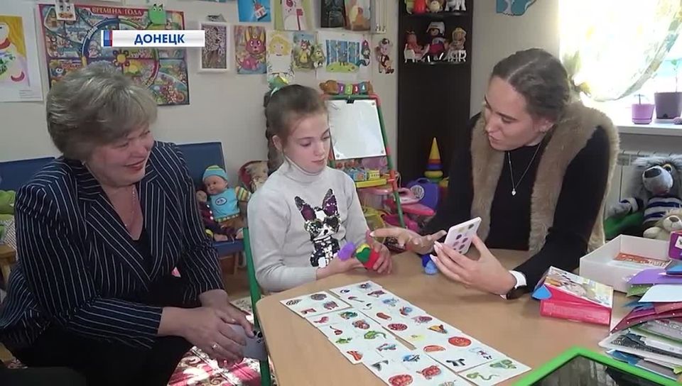 «С надеждой на будущее»: реабилитационный центр получил игры для развития моторики и внимания детей