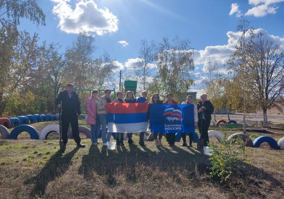 Сегодня, 16 октября, в рамках экологических акций «Чистый четверг» и «Зелёная страна» партийных проектов «Городская среда» и «Чистая страна» Всероссийской политической партии «ЕДИНАЯ РОСИЯ», сотрудники Моспинского...