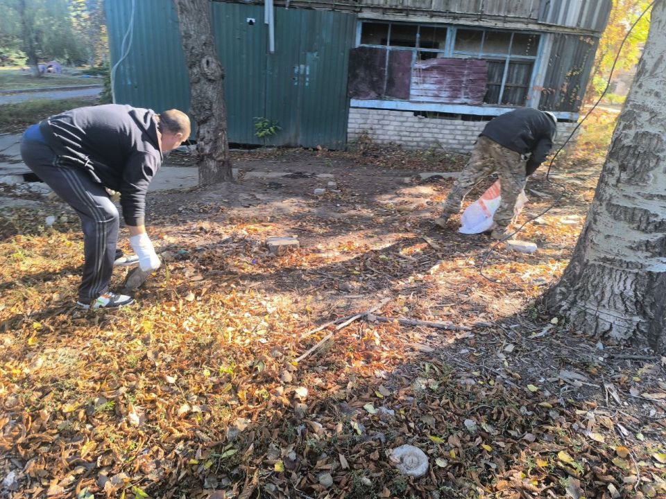 Сергей Желновач: Сотрудники компании по вывозу твердых коммунальных отходов ГУП ДНР«Донснабкомплект» продолжают работу по уборке несанкционированных свалок на территории поселка Новолуганское