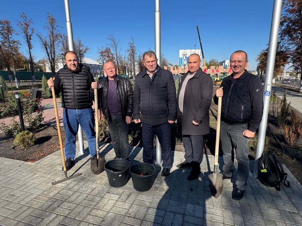 Таймураз Арсоев: Продолжается озеленение сквера Освободителей в городе Волноваха