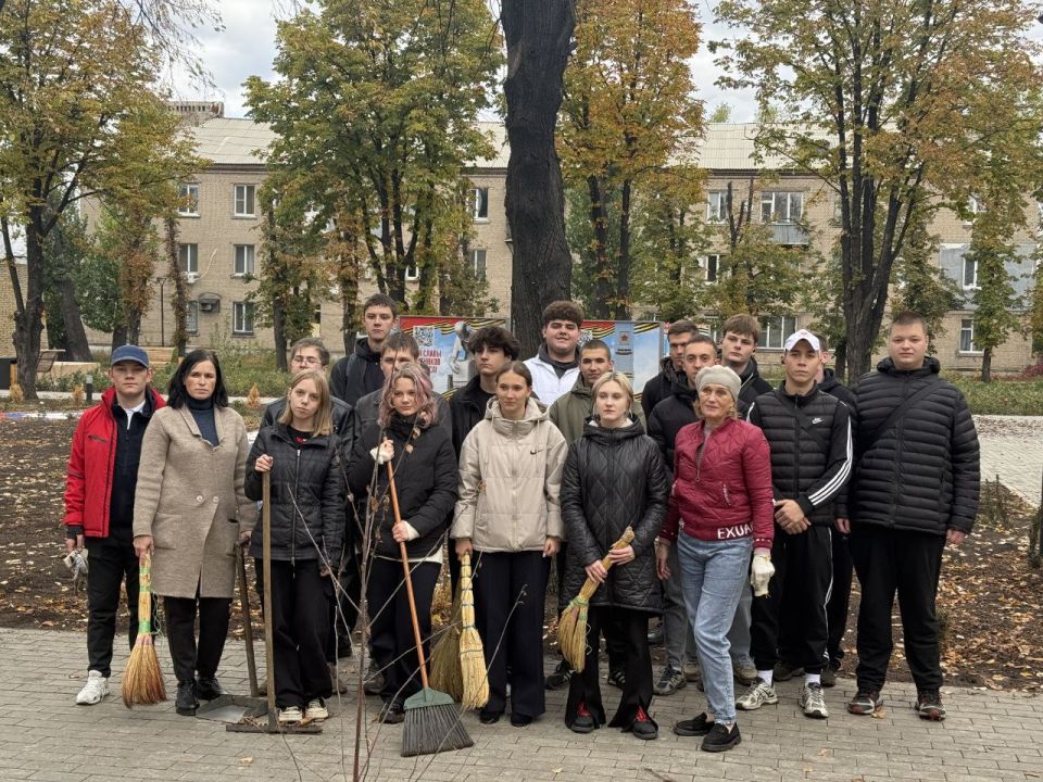 В городском округе Дебальцево по партийному проекту «Старший брат» состоялся субботник на территории сквера у памятника "Защитника Отечества"