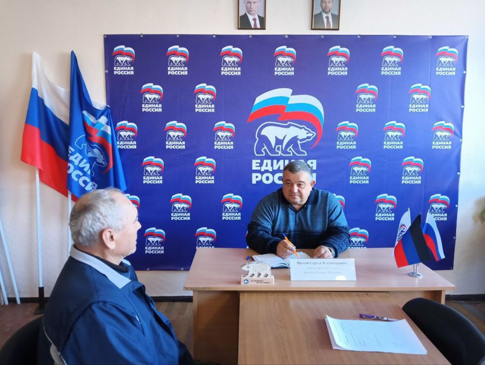 Депутат Дебальцевского городского совета Донецкой Народной Республики Сергей Прусов провел личный приём граждан в общественной приёмной Всероссийской политической партии «Единая Россия» в г.Дебальцево