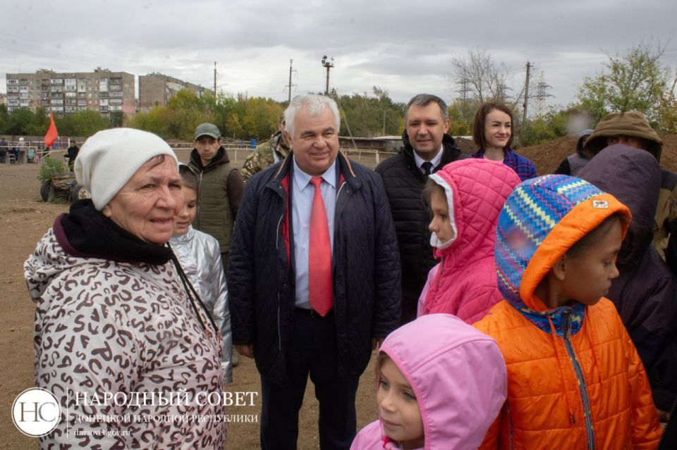 Депутаты фракции КПРФ организовали праздничное мероприятие для детей Донецкой Народной Республики