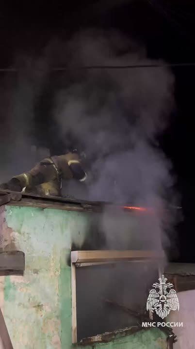 Шахтерские огнеборцы предотвратили распространение пожара на жилой дом