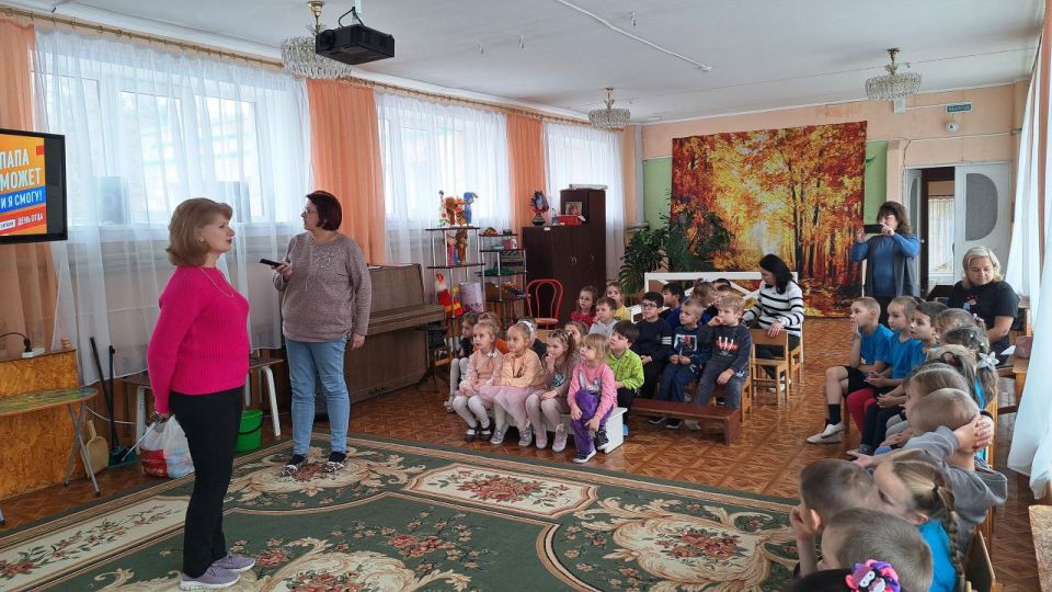 Сегодня библиотекари центральной детской библиотеки совместно с ГКДОУ «Детский сад №5» провели громкие чтения рассказов о папе «Это все о нем, о папе моем», приуроченное ко Дню отца