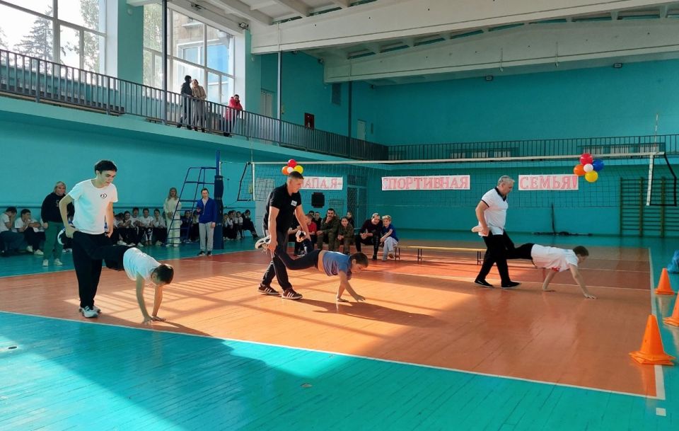 В рамках проекта "Детский спорт" и в преддверии Дня Отца в ГБОУ «СШ № 22 Г.О. МАКЕЕВКА» был проведён спортивный праздник «Папа, я - спортивная семья»