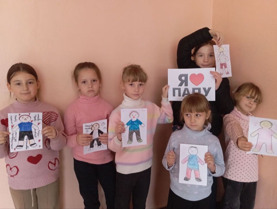 В преддверии праздника «День отца», который отмечается 19 октября, работники Светлодарского Дворца культуры пригласили детей города в творческую мастерскую, где ребята делали открытки для своих пап