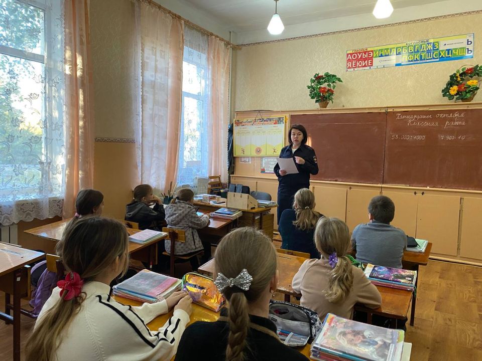 В Амвросиевке полицейские напомнили школьникам об опасности общения с мошенниками