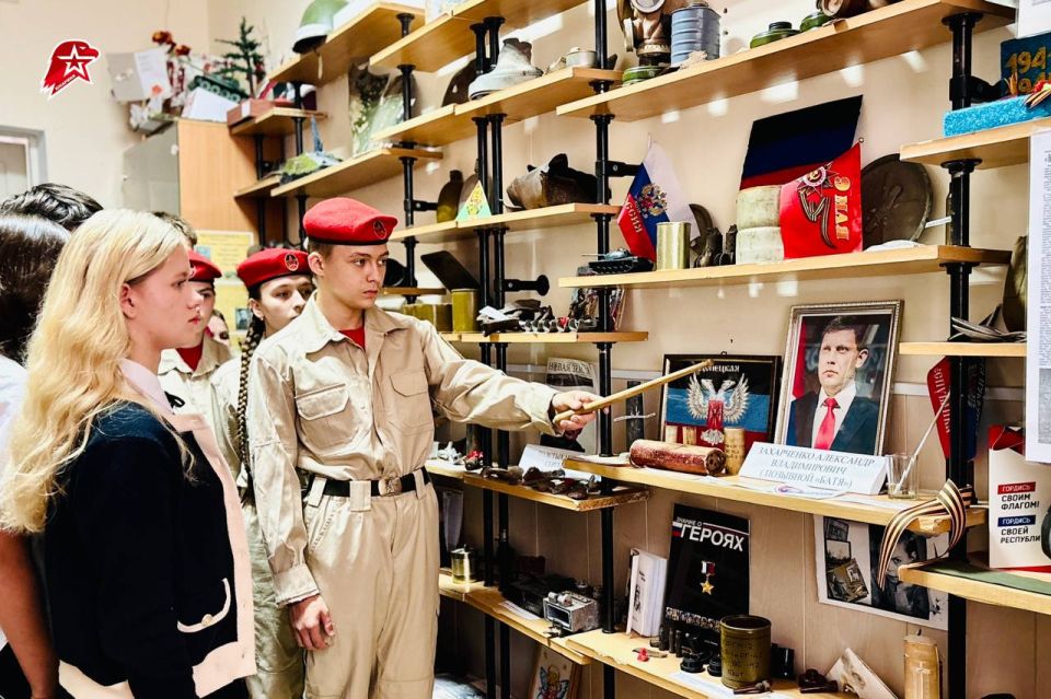 Юнармейцы Донецкой Народной Республики попробовали себя в роли экскурсоводов