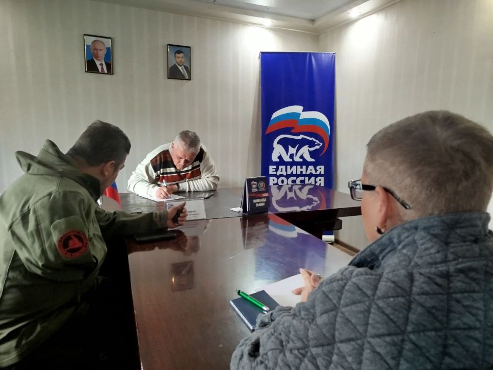 Состоялся прием граждан. Сегодня, 17 октября, в Общественной приёмной Партии «Единая Россия» города Тореза депутат фракции "Единая Россия" Торезского городского совета Зайнутдинов Владимир Владимирович провел прием граждан