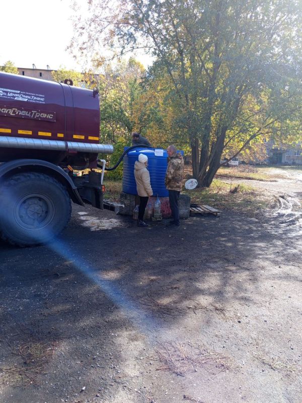 Председатель Дебальцевского городского совета Сергей Шульженко лично проконтролировал организацию подвоза воды в емкости установленные по городу Дебальцево, чтобы убедиться в том, что наполняемость емкостей стабильная...