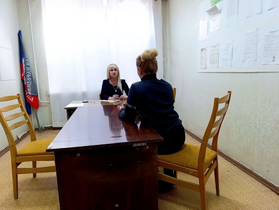 На личном приеме у управляющего делами администрации Амвросиевского муниципального округа Елены Фисенко был рассмотрен вопрос ремонта кровли многоквартирного дома по улице Фрунзе, 16 в Амвросиевке