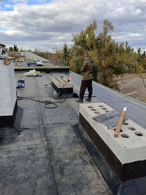 В Харцызске продолжается обновление кровли жилого дома при поддержке региона-шефа