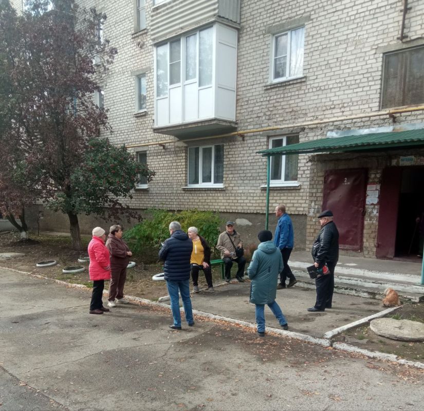 15 октября начальник Зугрэсского территориального отдела Наталья Марушка в городе Зугрэс по адресу: ул. Чапаева провела сход граждан, на котором были обсуждены актуальные вопросы и проблемы, волнующие местных жителей