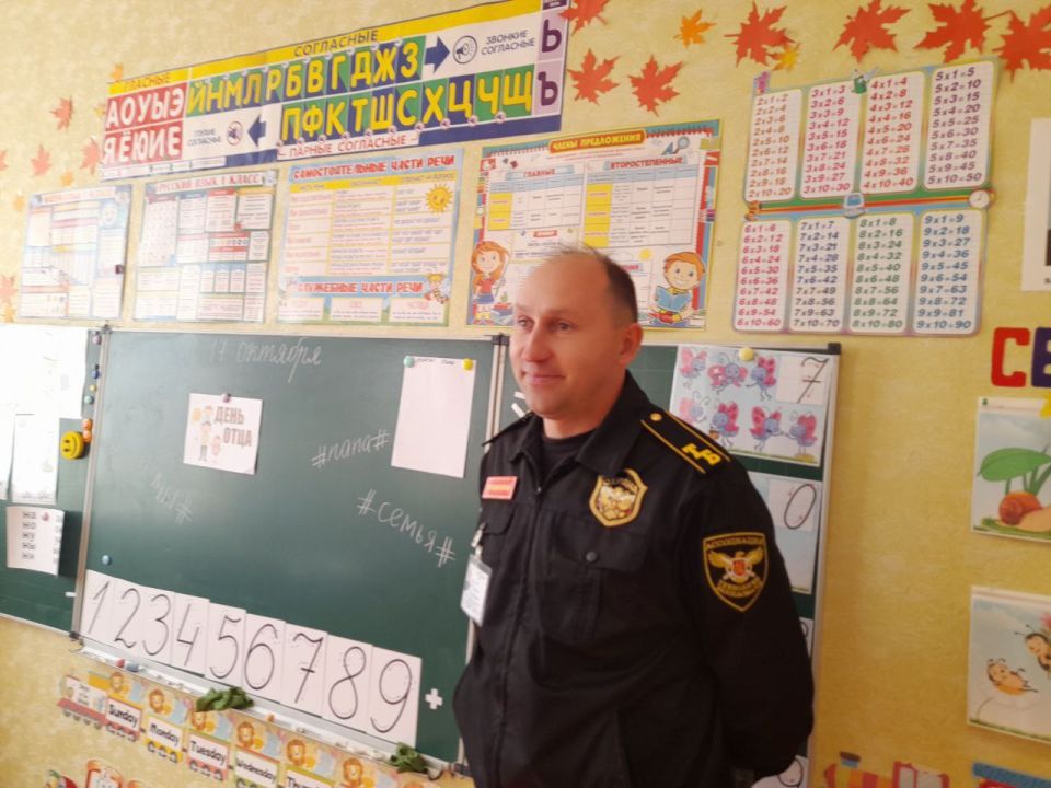 В рамках Республиканской акции «Учиться в Донбассе», проекта «Классные встречи», 17 октября в начальной школе ГБОУ "Луганская школа 12 г.о. Дебальцево" социальный педагог организовала встречу с законным представителем ООО...