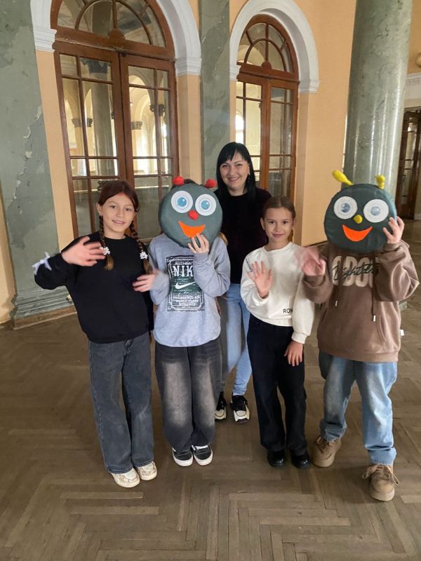 18 октября в МБУ "Зугрэсский ГДК", под руководством культорганизатора Богдановой Светланы Витальевны, состоялась игровая программа ко Всемирному Дню конфет «СЛАДКОЕЖКА»