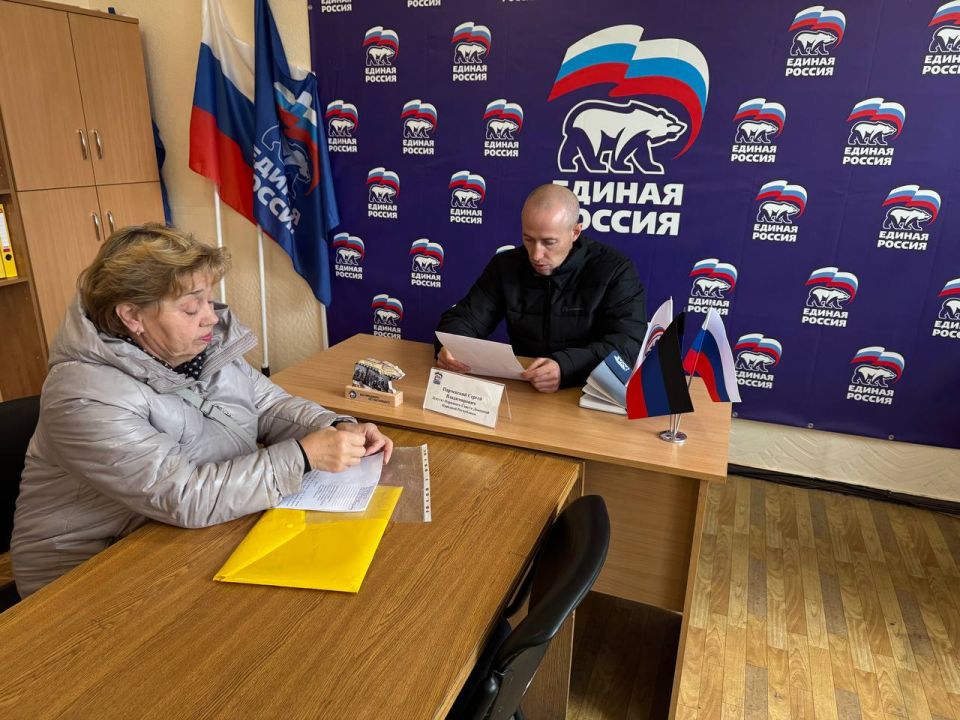 Заместитель председателя #Комитет_по_физической_культуре_спорту_и_туризму Сергей Парчевский провел прием граждан в городе Дебальцево