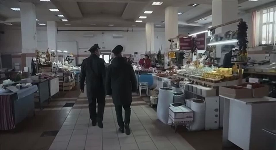 Сюжет в программе «Новости» на телеканале «Дзержинское ТВ»: следователи военного следственного отдела по Мулинскому гарнизону провели рейд на рынке, с целью установления лиц, вступивших в гражданство РФ и не вставших на...