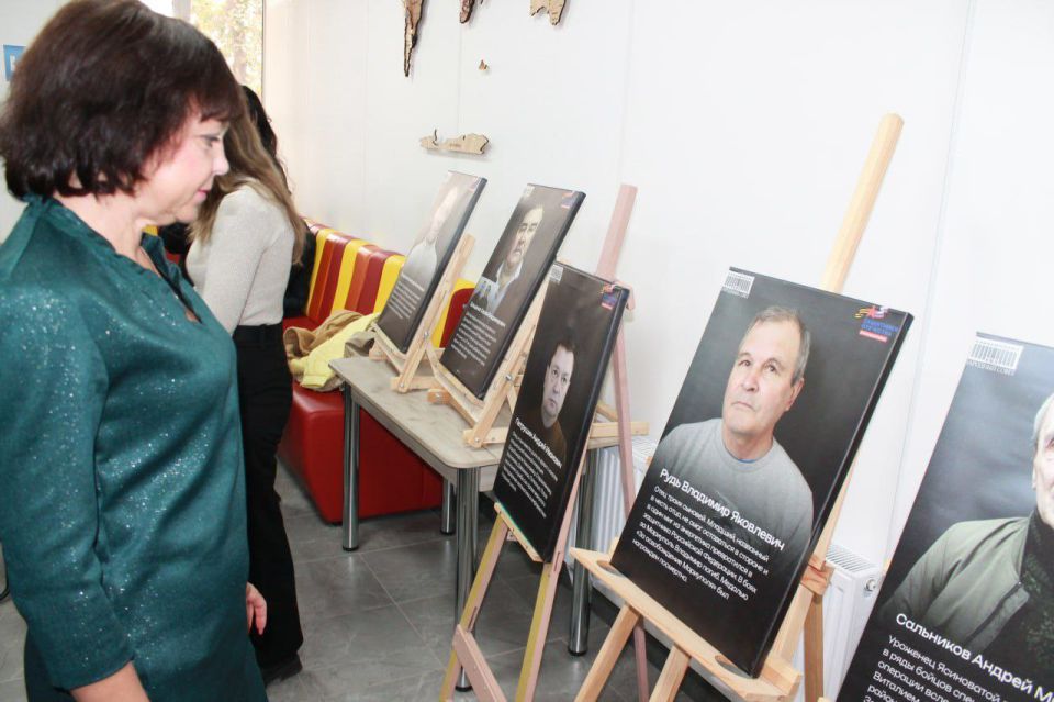 Заместитель главы администрации Амвросиевского муниципального округа Елена Крюкова приняла участие в открытии передвижной фотовыставки " Отец Героя", организованной Фондом «Защитники Отечества»