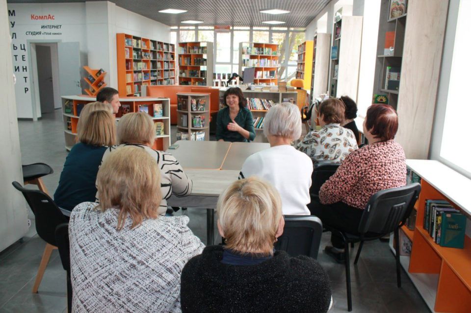 Заместитель главы администрации Амвросиевского муниципального округа Елена Крюкова встретилась с трудовым коллективом Амвросиевской центральной библиотеки