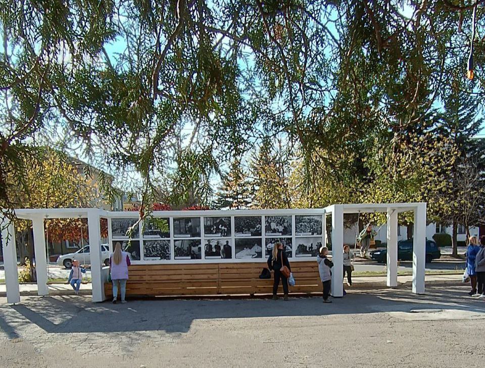 18 октября на площади МБУ "Зугрэсский ГДК" был установлен уличный выставочный проект "Театральная площадь"