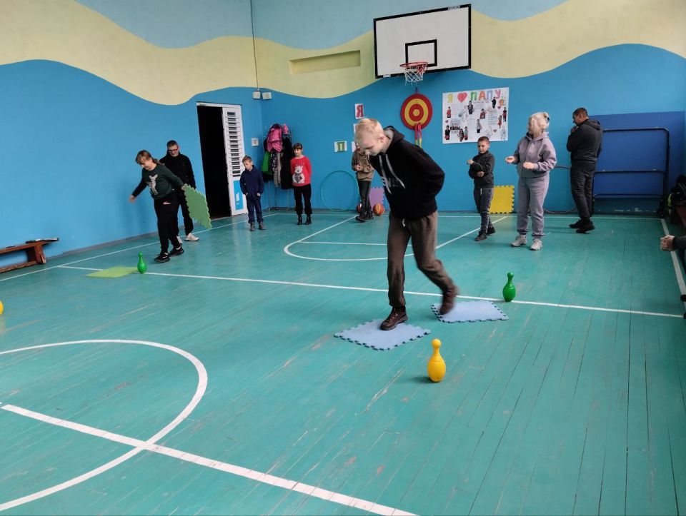 В канун праздника День отца, который празднуется в этом году 19 октября, в МБУ "Светлодарский ДК" п.Новолуганское была проведена спортивная эстафета