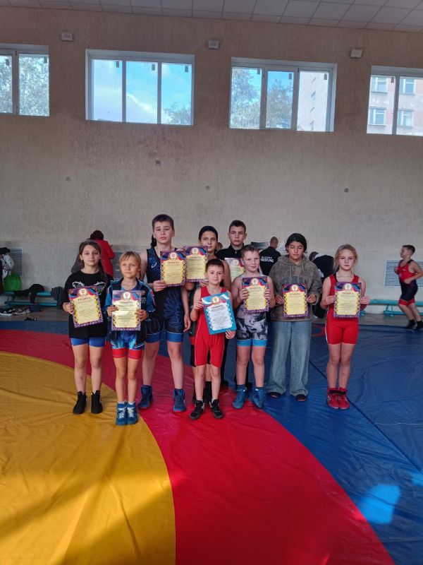 Школьники Ждановки показали достойные результаты в соревнованиях по вольной борьбе