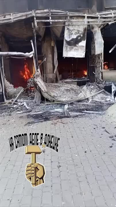 В оккупированном ВСУ Красном Лимане на севере ДНР прилетело в горисполком, здание полностью выгорело