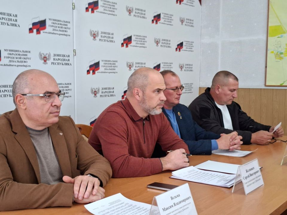 Сегодня, 20 октября 2025г., глава муниципального образования городского округа Дебальцево, Сергей Желновач, провел аппаратное совещание с начальниками управлений, отделов и секторов администрации